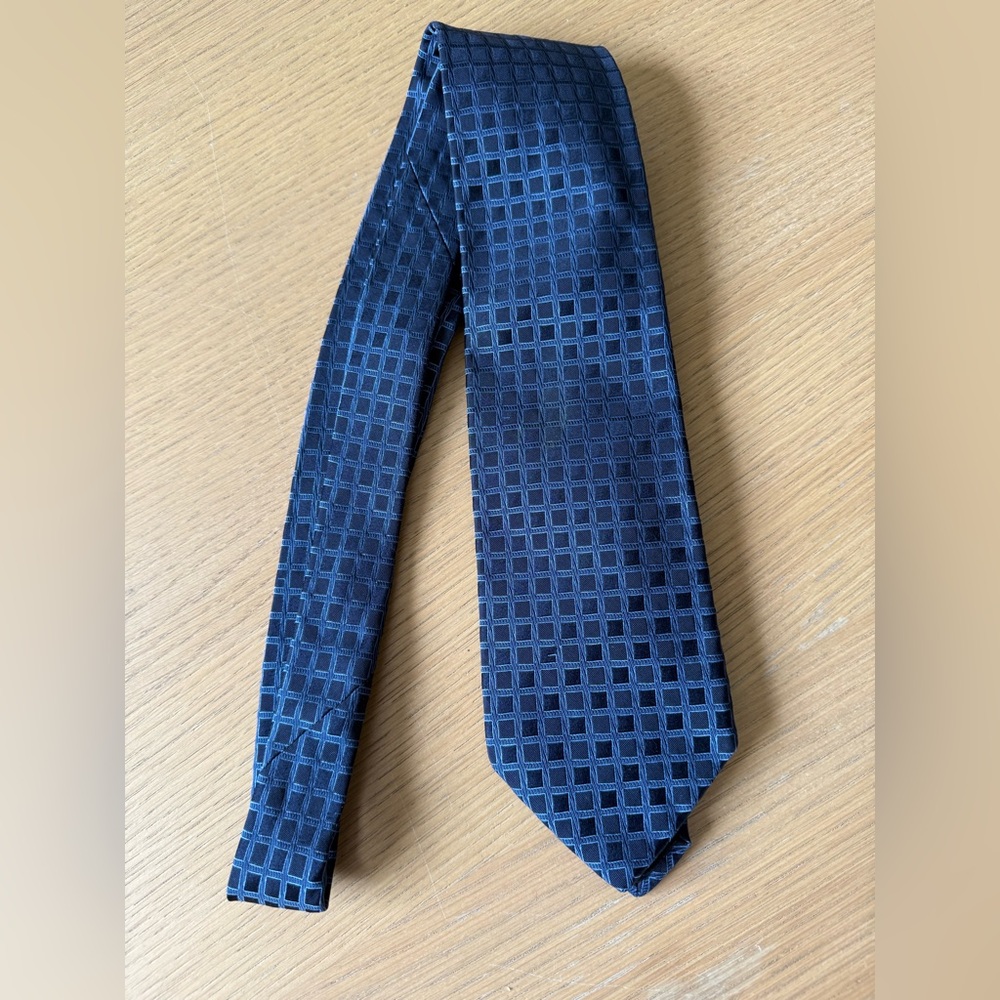 New! GUCCI Blue Geometric Pattern Silk Tie - Picture 14 of 16